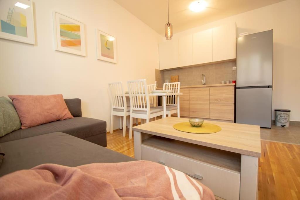 White Fields-Central 2-Bdrm Apartment With Parking Novi Sad Dış mekan fotoğraf