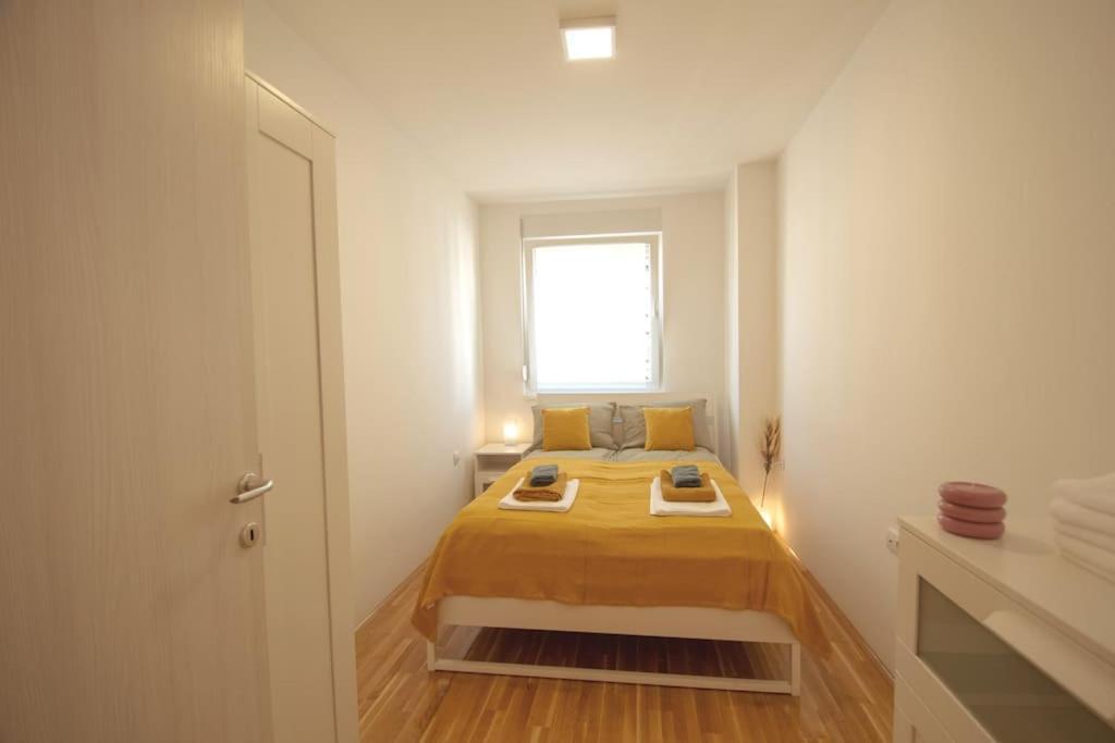 White Fields-Central 2-Bdrm Apartment With Parking Novi Sad Dış mekan fotoğraf