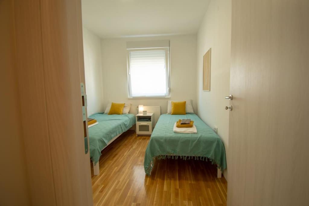 White Fields-Central 2-Bdrm Apartment With Parking Novi Sad Dış mekan fotoğraf
