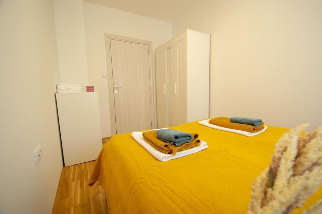 White Fields-Central 2-Bdrm Apartment With Parking Novi Sad Dış mekan fotoğraf