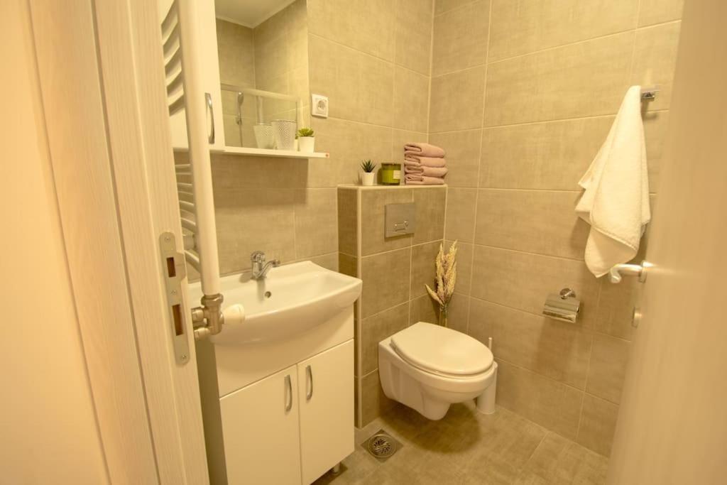 White Fields-Central 2-Bdrm Apartment With Parking Novi Sad Dış mekan fotoğraf