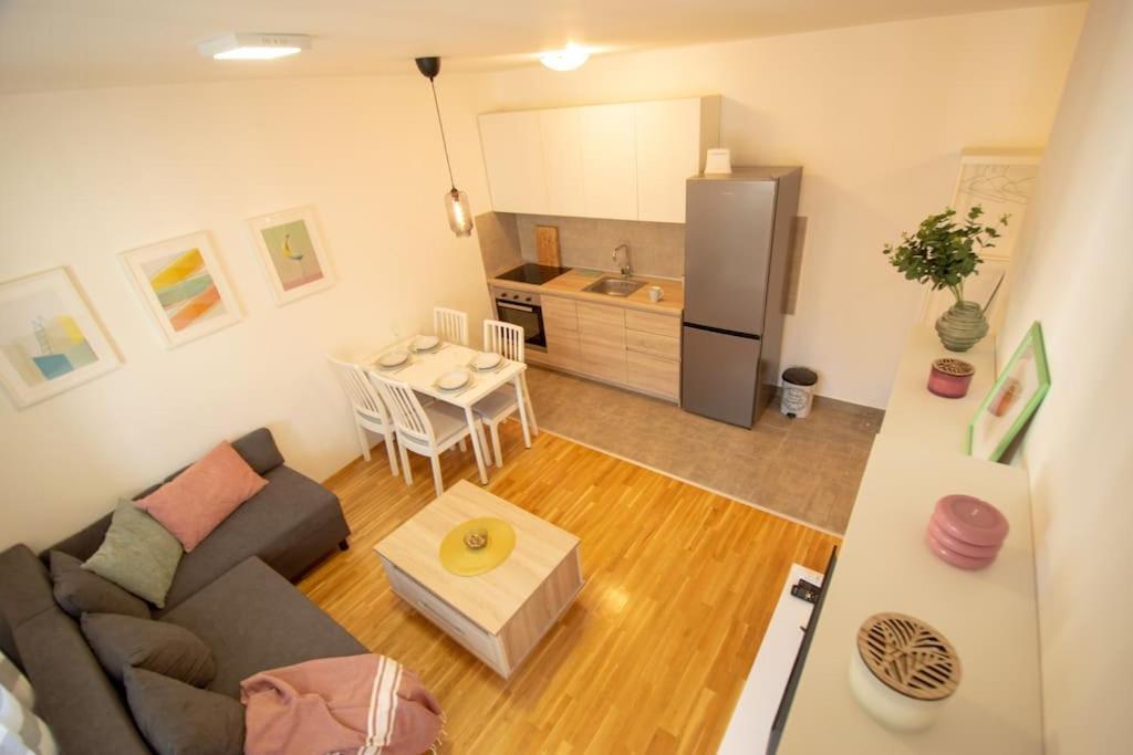 White Fields-Central 2-Bdrm Apartment With Parking Novi Sad Dış mekan fotoğraf