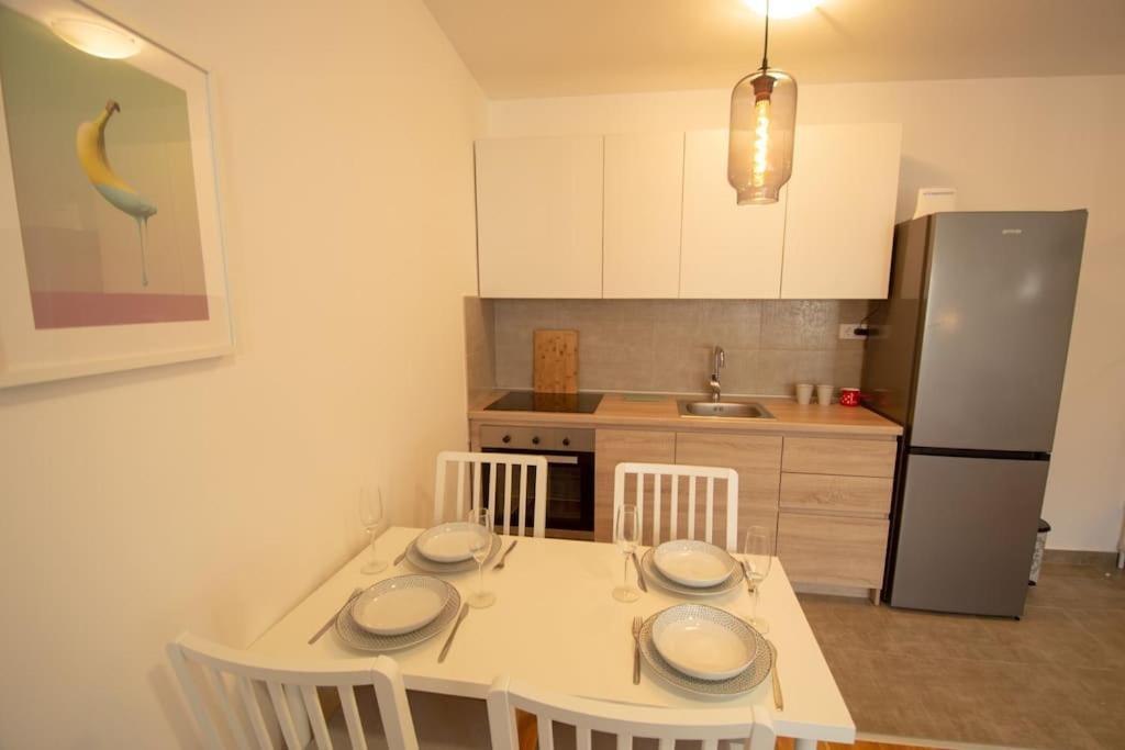White Fields-Central 2-Bdrm Apartment With Parking Novi Sad Dış mekan fotoğraf