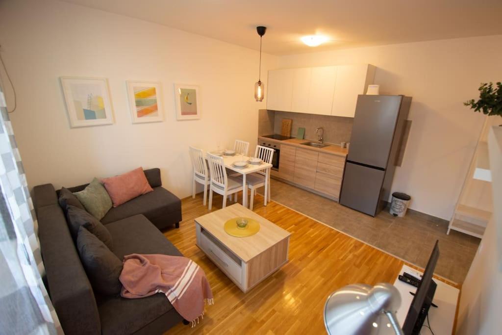 White Fields-Central 2-Bdrm Apartment With Parking Novi Sad Dış mekan fotoğraf