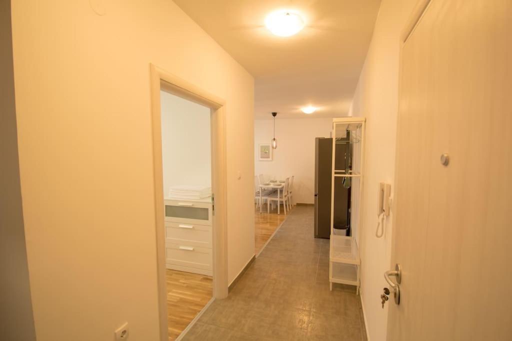 White Fields-Central 2-Bdrm Apartment With Parking Novi Sad Dış mekan fotoğraf