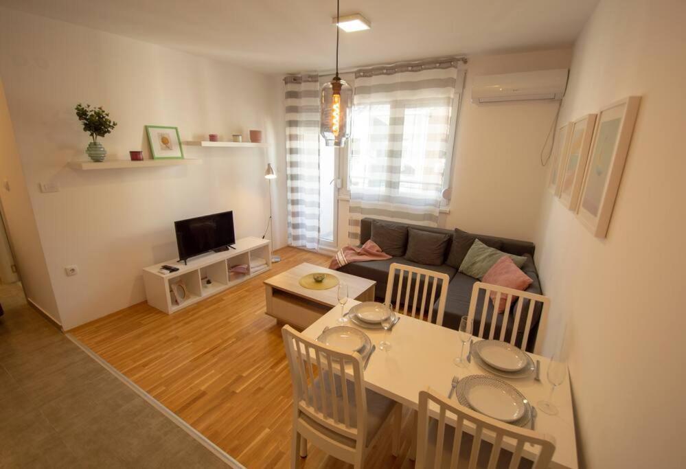 White Fields-Central 2-Bdrm Apartment With Parking Novi Sad Dış mekan fotoğraf